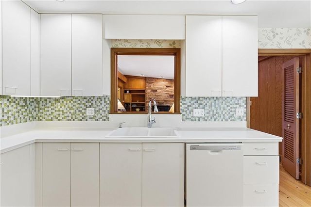 9717 Cherokee Lane, Leawood, KS 66206