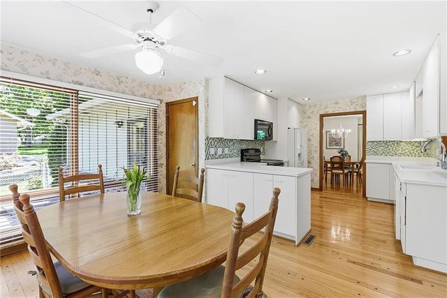 9717 Cherokee Lane, Leawood, KS 66206