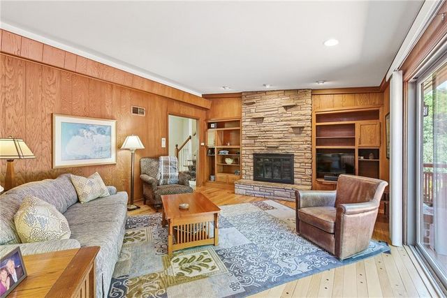 9717 Cherokee Lane, Leawood, KS 66206