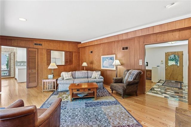 9717 Cherokee Lane, Leawood, KS 66206