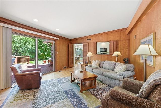 9717 Cherokee Lane, Leawood, KS 66206