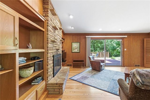 9717 Cherokee Lane, Leawood, KS 66206
