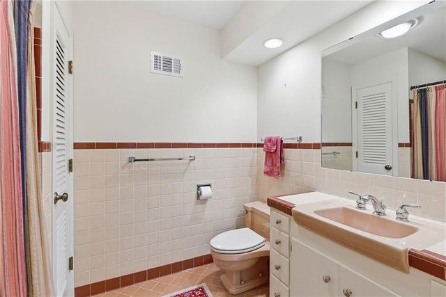 9717 Cherokee Lane, Leawood, KS 66206
