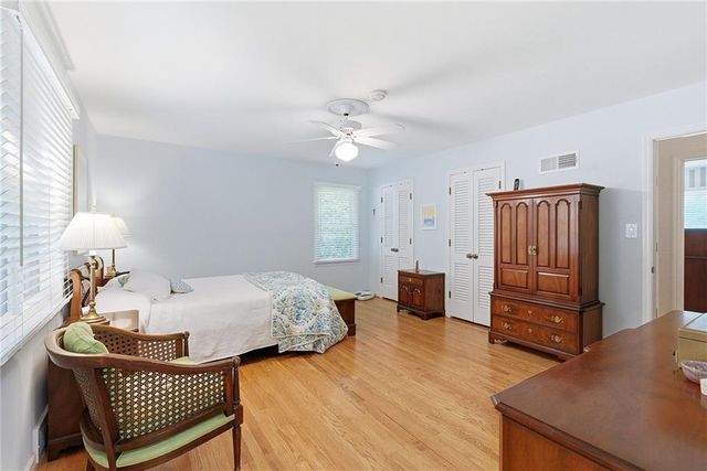 9717 Cherokee Lane, Leawood, KS 66206
