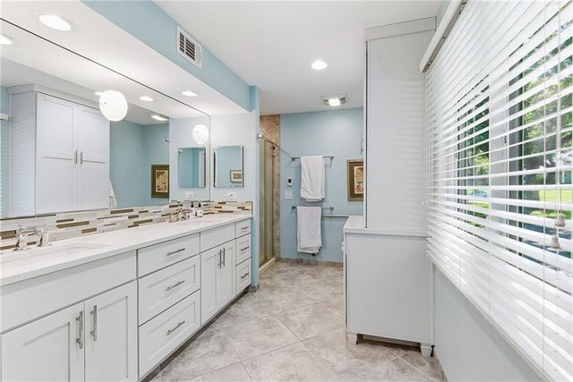9717 Cherokee Lane, Leawood, KS 66206