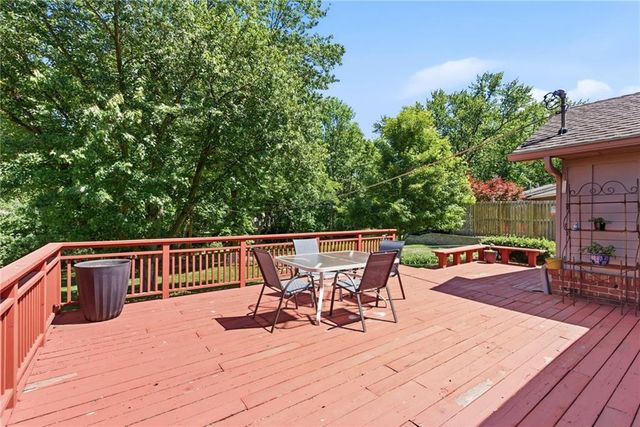 9717 Cherokee Lane, Leawood, KS 66206