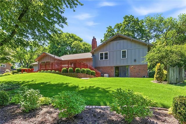 9717 Cherokee Lane, Leawood, KS 66206