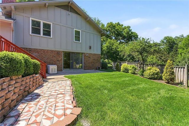9717 Cherokee Lane, Leawood, KS 66206
