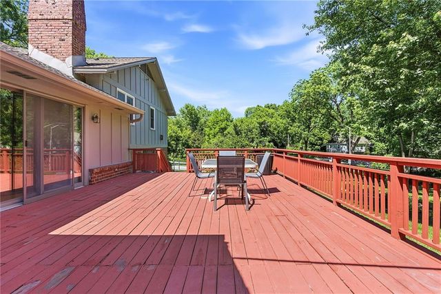 9717 Cherokee Lane, Leawood, KS 66206