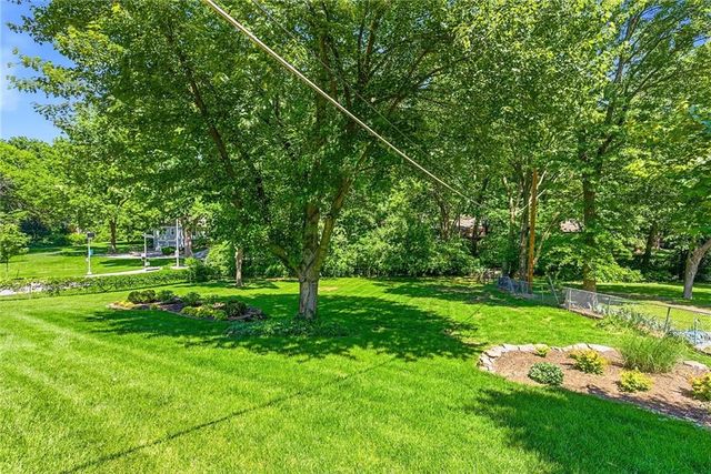 9717 Cherokee Lane, Leawood, KS 66206