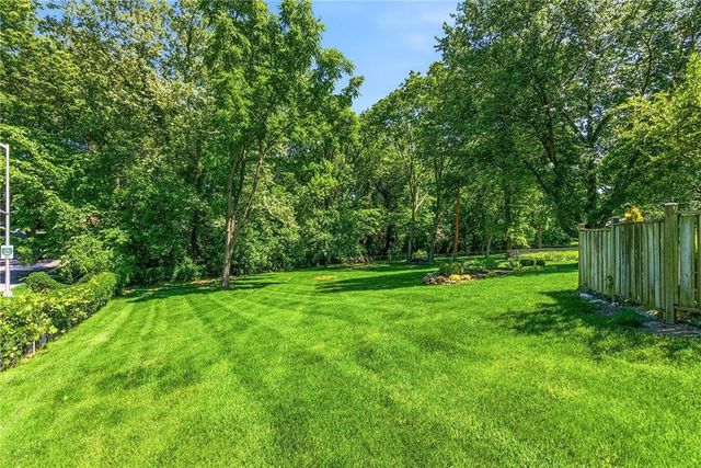 9717 Cherokee Lane, Leawood, KS 66206