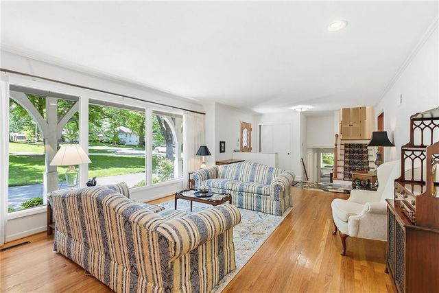 9717 Cherokee Lane, Leawood, KS 66206