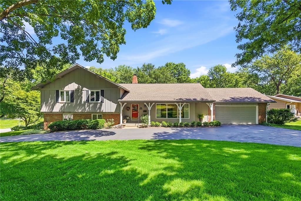 9717 Cherokee Lane, Leawood, KS 66206