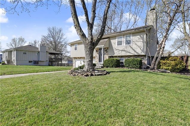 15210 Navaho Drive, Olathe, KS 66062