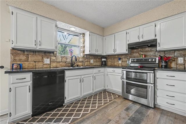 15210 Navaho Drive, Olathe, KS 66062