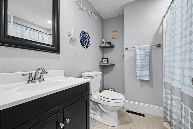 15210 Navaho Drive, Olathe, KS 66062