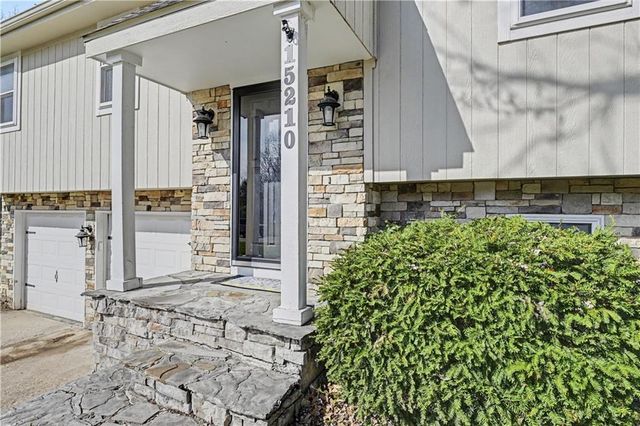 15210 Navaho Drive, Olathe, KS 66062