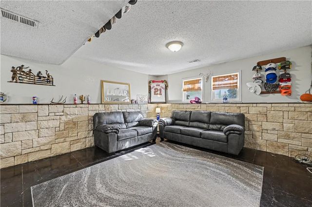 15210 Navaho Drive, Olathe, KS 66062