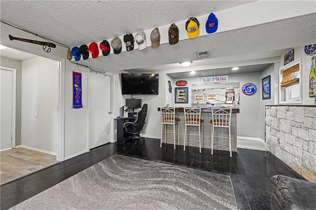 15210 Navaho Drive, Olathe, KS 66062