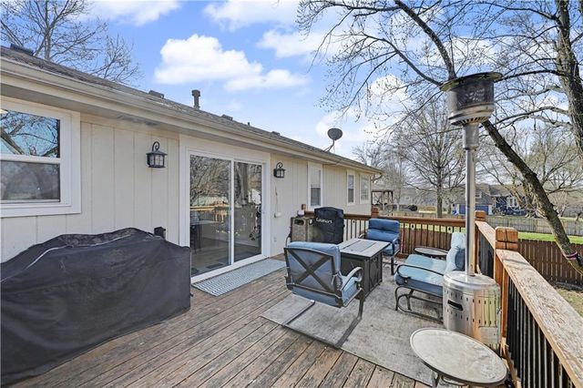 15210 Navaho Drive, Olathe, KS 66062