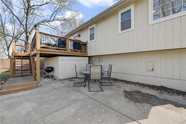 15210 Navaho Drive, Olathe, KS 66062