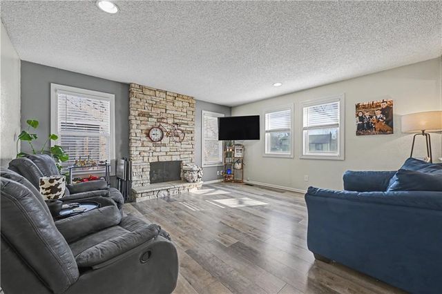 15210 Navaho Drive, Olathe, KS 66062