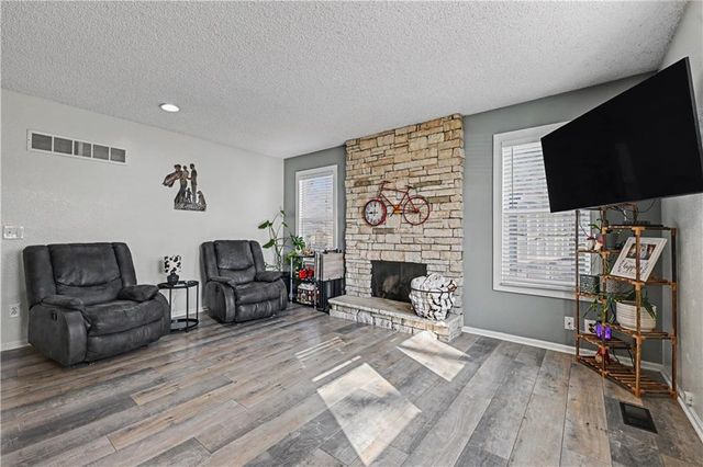 15210 Navaho Drive, Olathe, KS 66062