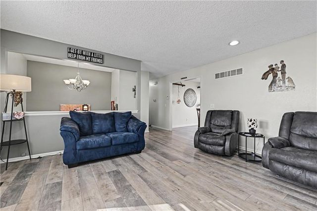 15210 Navaho Drive, Olathe, KS 66062