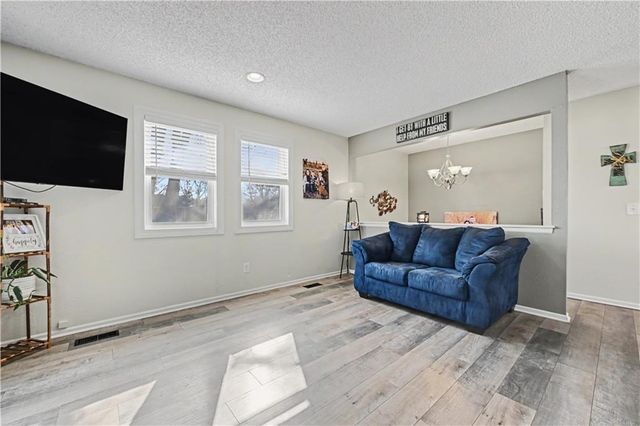 15210 Navaho Drive, Olathe, KS 66062