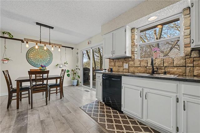 15210 Navaho Drive, Olathe, KS 66062