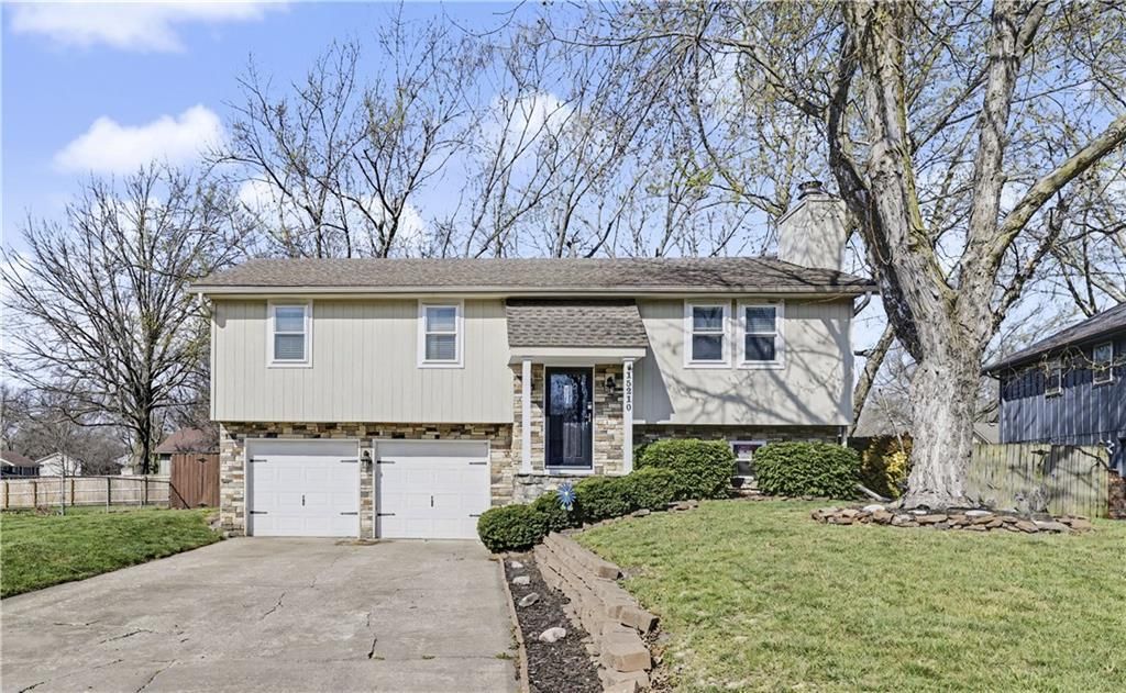 15210 Navaho Drive, Olathe, KS 66062