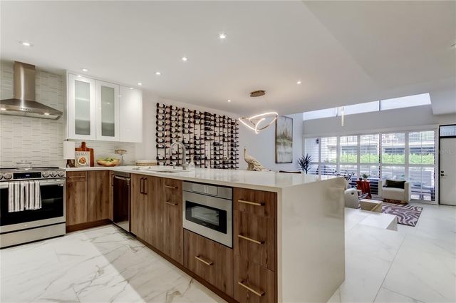 301 2ND STREET N 10, St Petersburg, FL 33701