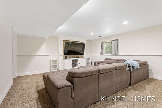 16831 Watersedge Drive, Grand Haven, MI 49417