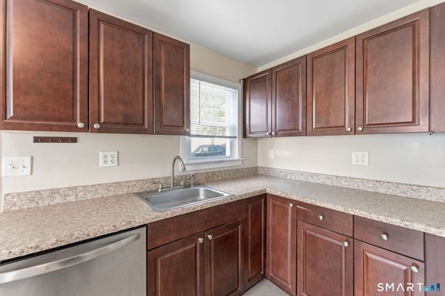 92 Seaman Circle, Manchester, CT 06040