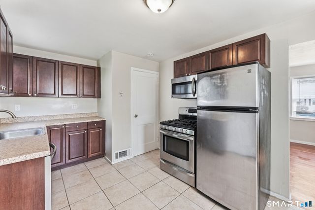 92 Seaman Circle, Manchester, CT 06040