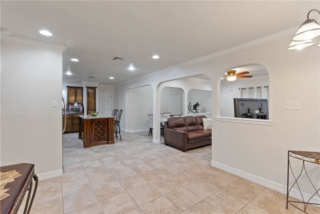 1126 Green Willow Dr, Corpus Christi, TX 78405 — photo 2