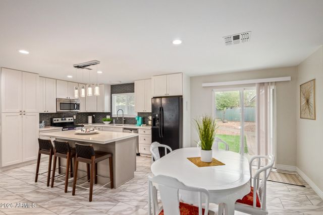 2209 E WINDSOR Avenue, Phoenix, AZ 85006