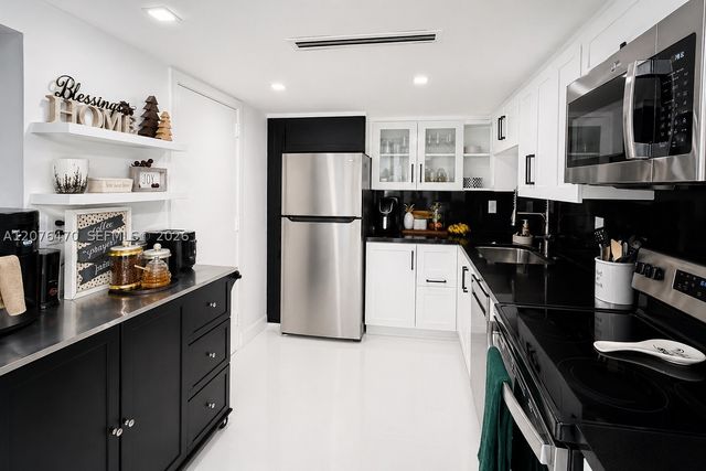 300 Bayview Dr PH11, Sunny Isles Beach, FL 33160