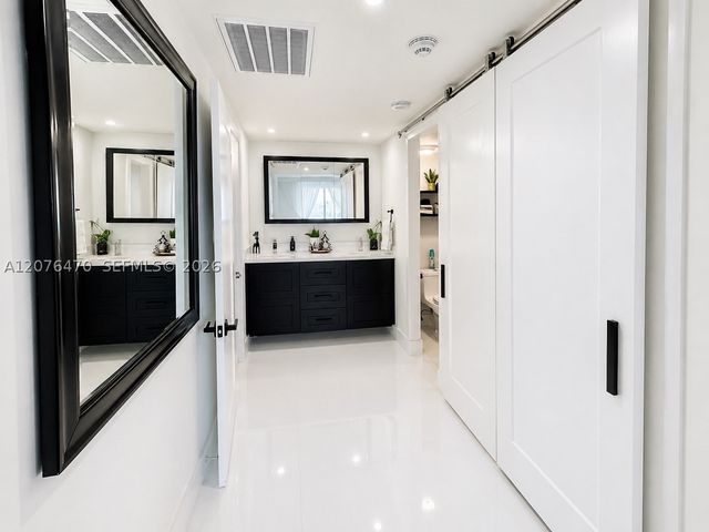 300 Bayview Dr PH11, Sunny Isles Beach, FL 33160