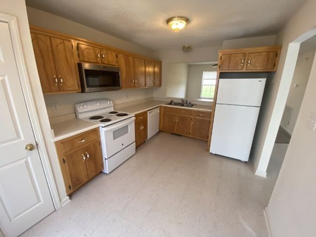 237 State Line Dr, Oak Grove, KY 42262