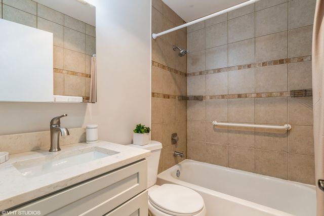 261 Driftwood Lane A2, Schaumburg, IL 60193
