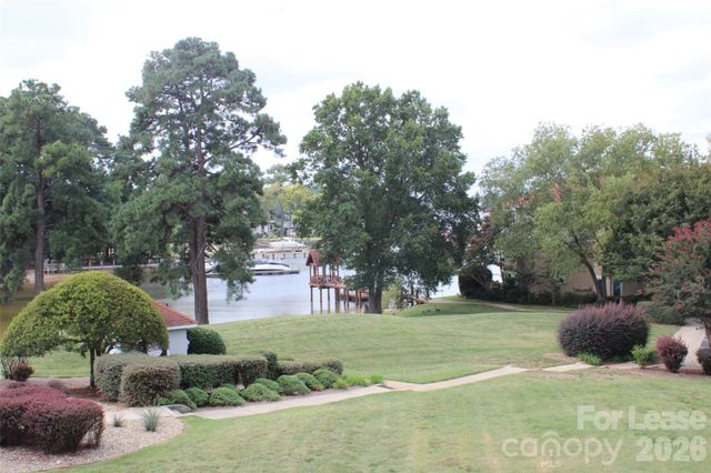 17919 Kings Point Drive E, Cornelius, NC 28031