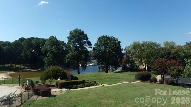 17919 Kings Point Drive E, Cornelius, NC 28031