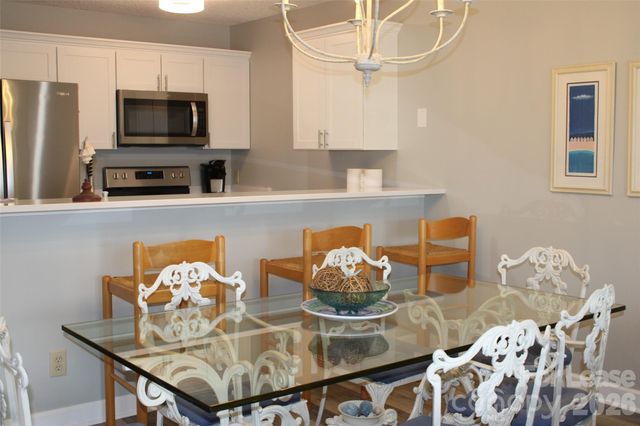 17919 Kings Point Drive E, Cornelius, NC 28031