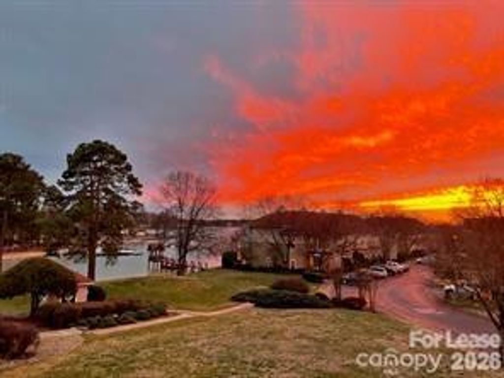 17919 Kings Point Drive E, Cornelius, NC 28031