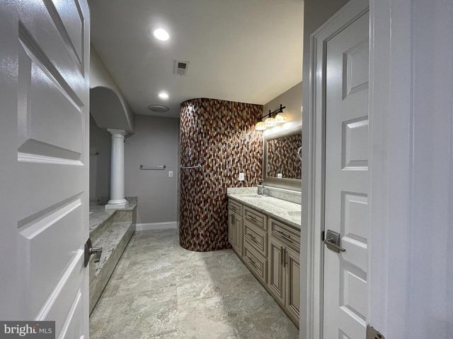 8240 SINCLAIR MILL RD, Manassas, VA 20112