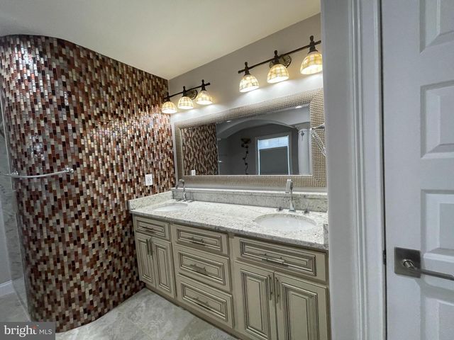 8240 SINCLAIR MILL RD, Manassas, VA 20112