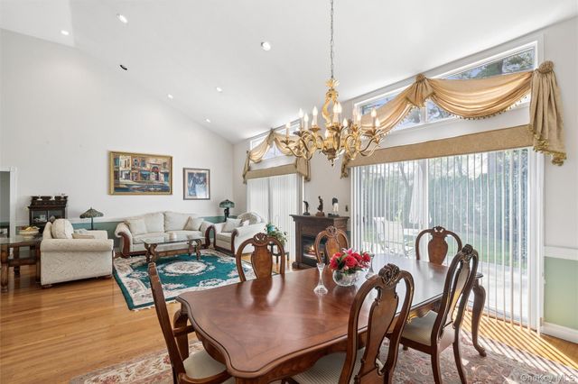 25 Fairway Circle S, Manhasset, NY 11030