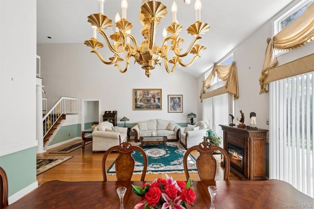 25 Fairway Circle S, Manhasset, NY 11030