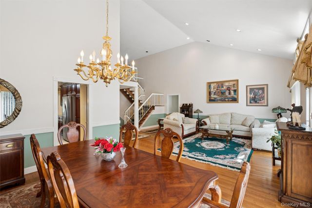 25 Fairway Circle S, Manhasset, NY 11030